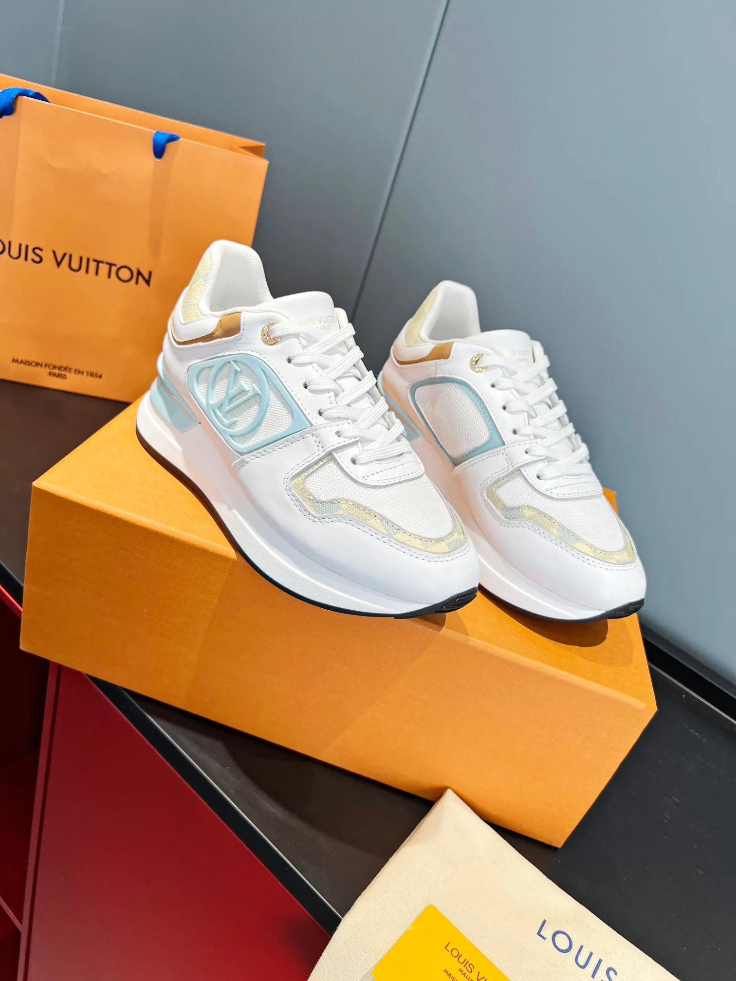 👟👟Ex-factory price 520👟👟 Couple model. louis vuitton ss24 new arrival～ Lv 2024 spring and summer new runaway sneakers ⚠️: Purchased as original 9060, disassembled and copied, upgraded version of the old model at the counter, with a more harmonious vision and lighter foot feel. It is 5cm taller, highly recognizable, and can be worn with eyes closed. Size 35-41